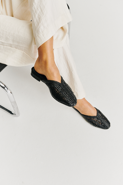 Black Leather Sandal Capri Sabot Braid Twist | Donna Carolina